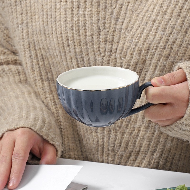 مج بورسلين +طبق +معلقة جولد لتقديم القهوة والاتية والكاكاو