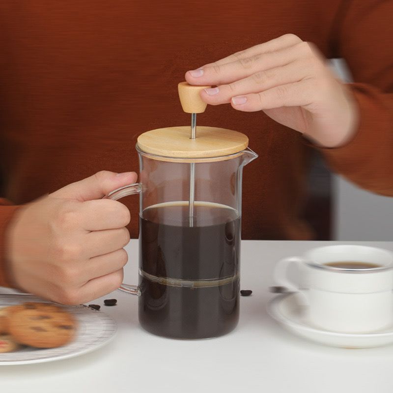 ماكينة يدوية 450 ملي لصنع وتحضير القهوة الفرنسية والفوم تعمل بالضغط بغطاء خشبي ويد من الزجاج