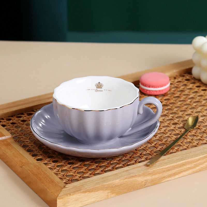 مج بورسلين +طبق +معلقة جولد لتقديم القهوة والاتية والكاكاو