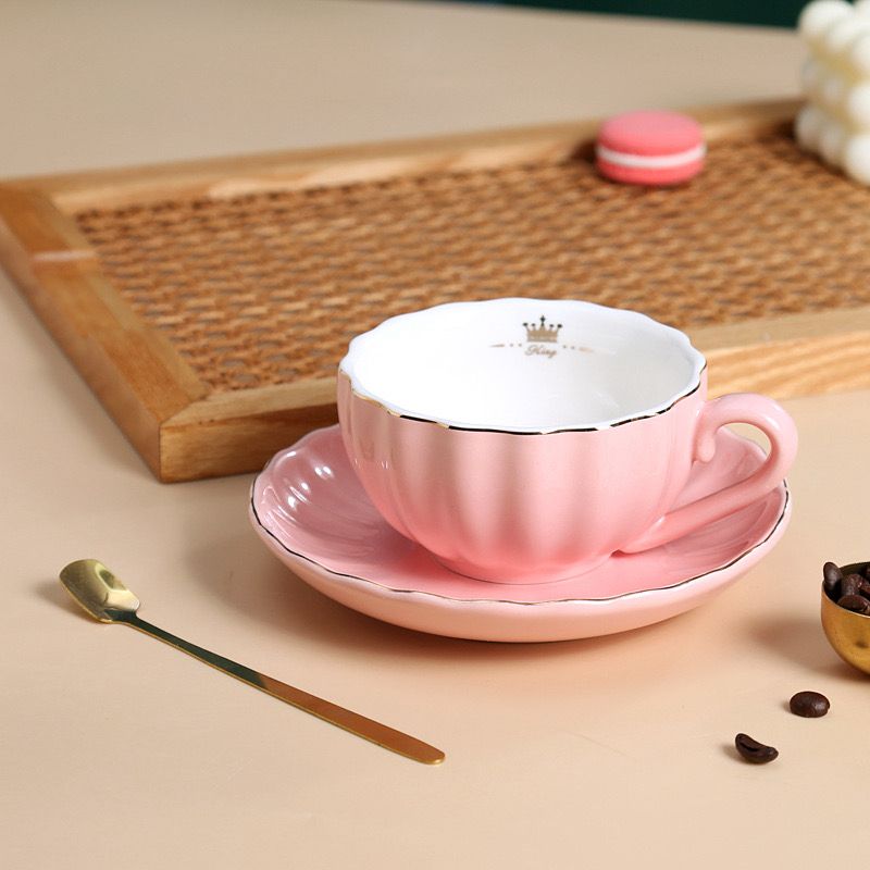 مج بورسلين +طبق +معلقة جولد لتقديم القهوة والاتية والكاكاو