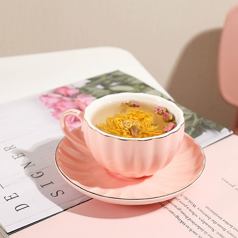 مج بورسلين +طبق +معلقة جولد لتقديم القهوة والاتية والكاكاو