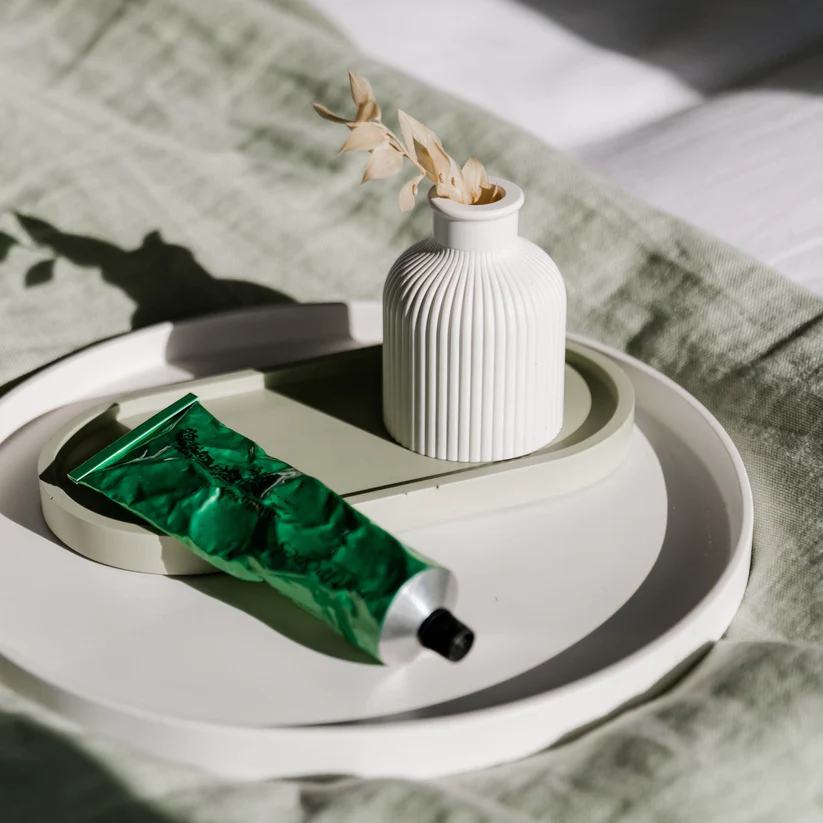 فازة ميني مضلعة لوضع الورود بها لتغير ديكور منزلك