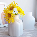 فازة ميني مضلعة لوضع الورود بها لتغير ديكور منزلك