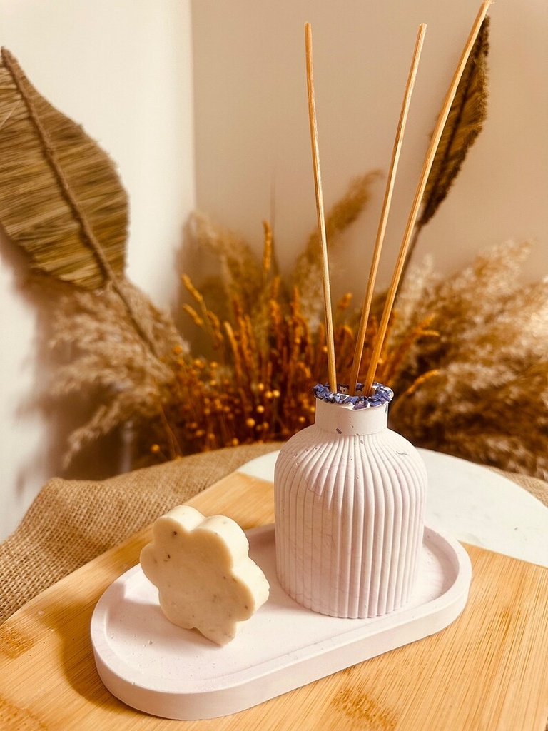 فازة ميني مضلعة لوضع الورود بها لتغير ديكور منزلك