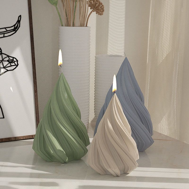 شمعة علي شكل شجرة الكريسماس لتجديد ديكور المنزل وإضفاء اجواء رومانسية هادئة​