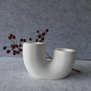 حامل شموع علي شكل حرف يو يمكنها حمل شمعتين لتغير ديكور البيت