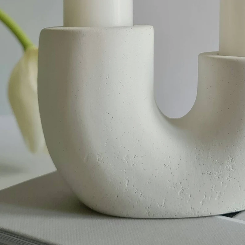 حامل شموع علي شكل حرف يو يمكنها حمل شمعتين لتغير ديكور البيت