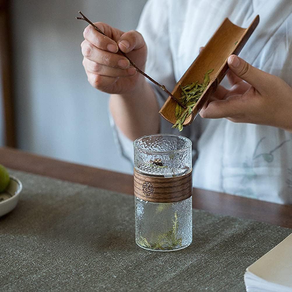 كوب زجاجي  منقرش شفاف سعة 500 ملي بجزء خشبي عازل للحرارة لسهولة الحمل قابل للفك والتركيب لشرب العصاير والنسكافيه والايس لاتيه