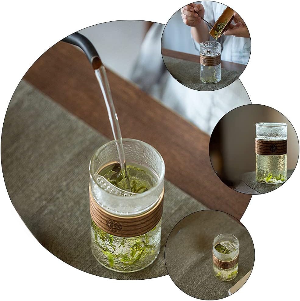 كوب زجاجي  منقرش شفاف سعة 500 ملي بجزء خشبي عازل للحرارة لسهولة الحمل قابل للفك والتركيب لشرب العصاير والنسكافيه والايس لاتيه