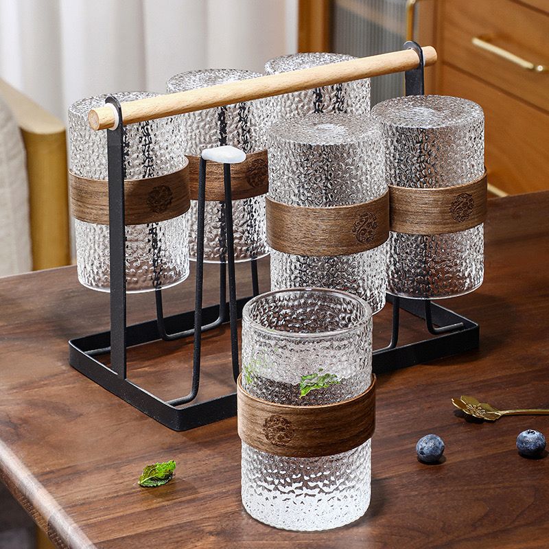 كوب زجاجي  منقرش شفاف سعة 500 ملي بجزء خشبي عازل للحرارة لسهولة الحمل قابل للفك والتركيب لشرب العصاير والنسكافيه والايس لاتيه