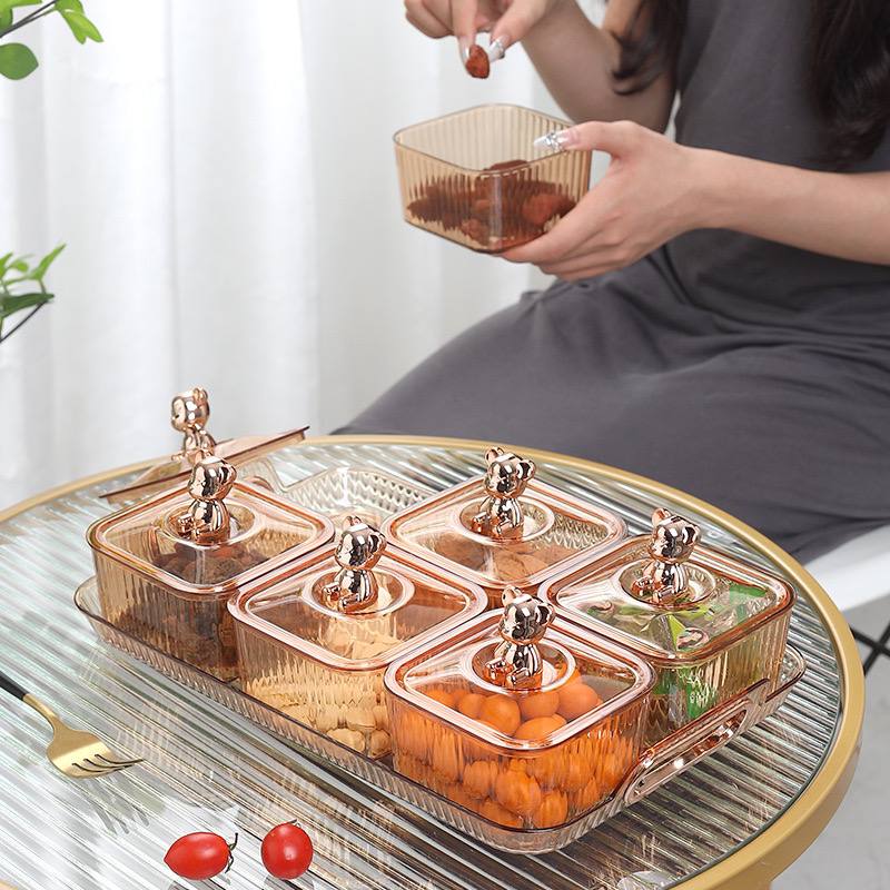 طقم تسالي اكيليريك 4 قطع بغطاء بمقبض علي شكل دب مع صينية لتقديم التسالي و اللب و المكسرات