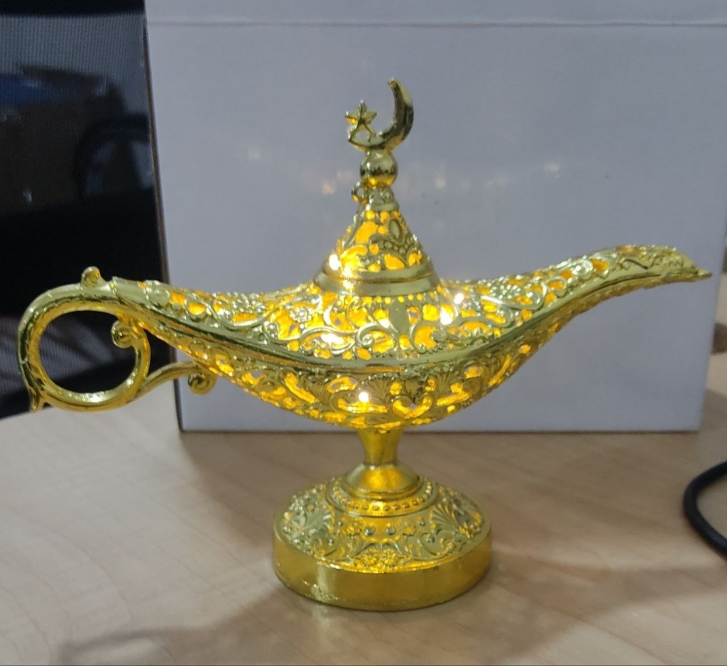 فانوس مضئ علي شكل مصباح علاء الدين باللون الذهبي لاجواء رمضان يعمل بالبطارية