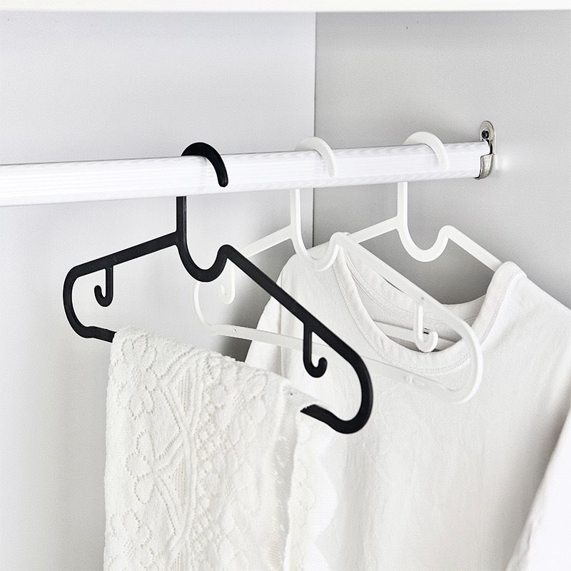 طقم شماعات 6 قطع لتعليق التيشرتات والقمصان والبناطيل من البلاستيك