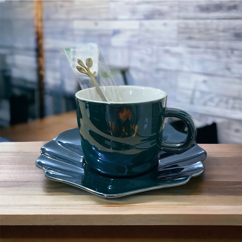 مج بورسلين 200 مللي بيد  مع طبق شكل صدفة البحر مع معلقة ستانليس ستيل لشرب وتقديم الشاي والقهوة للضيوف باللون الاخضر