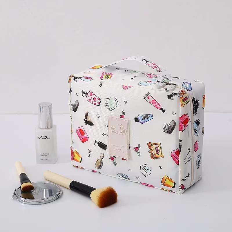 شنطة ومنظم وتربروف للميكب وادوات العناية بالشعر والبشرة مقسمة من الداخل للخروج والسفر