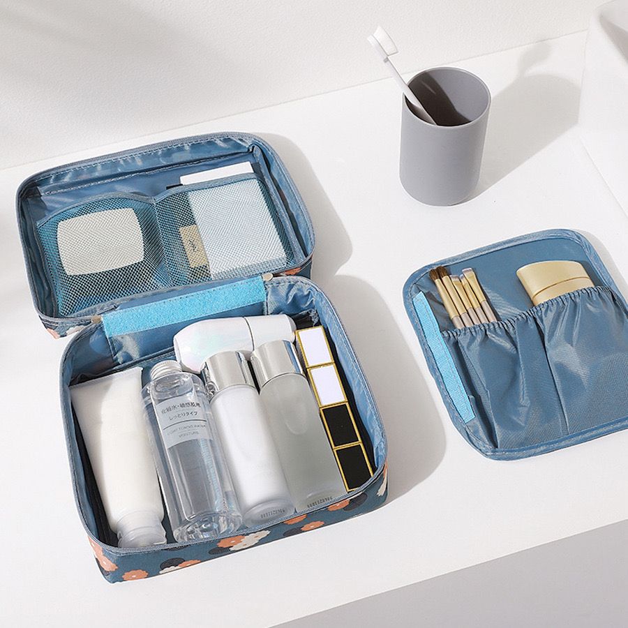 شنطة ومنظم وتربروف للميكب وادوات العناية بالشعر والبشرة مقسمة من الداخل للخروج والسفر بأشكال وألوان مختلفة