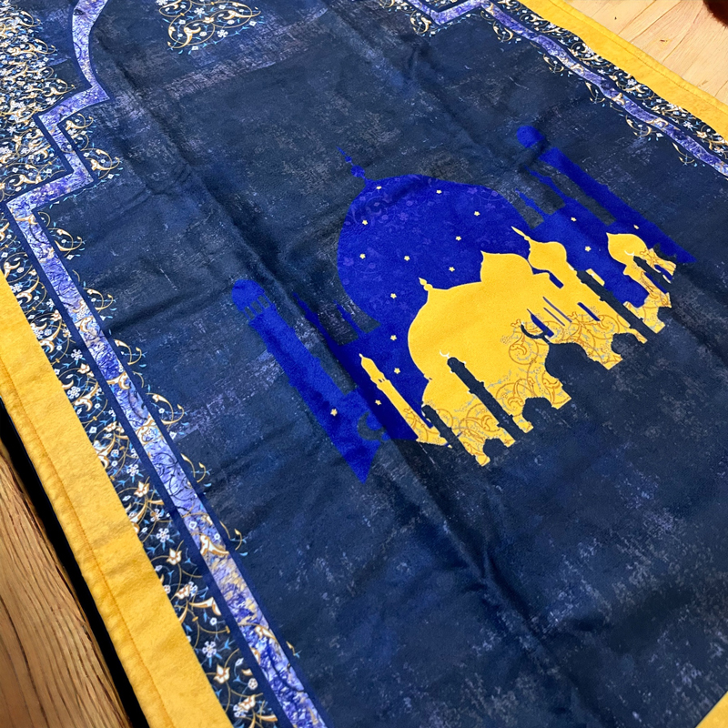 سجادة صلاة قطيفة مبطنة ذات ملمس ناعم للمفاصل والجبهة لون اسود في جولد مقاس 66*114