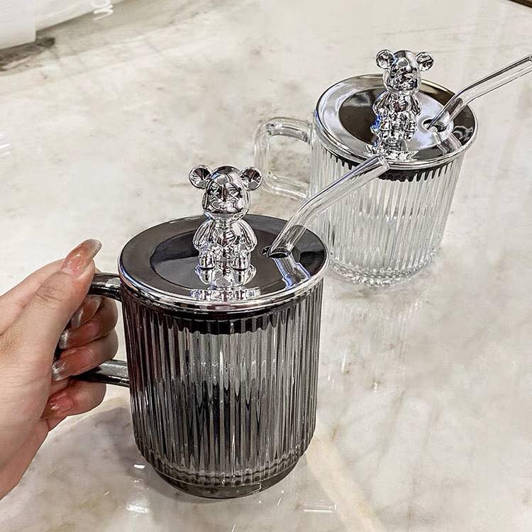 مج زجاج فامية شفاف مضلع للعصائر والمشروبات الساخنة بطريقتين للشرب بغطاء دبدوب محكم الغلق وشاليموه