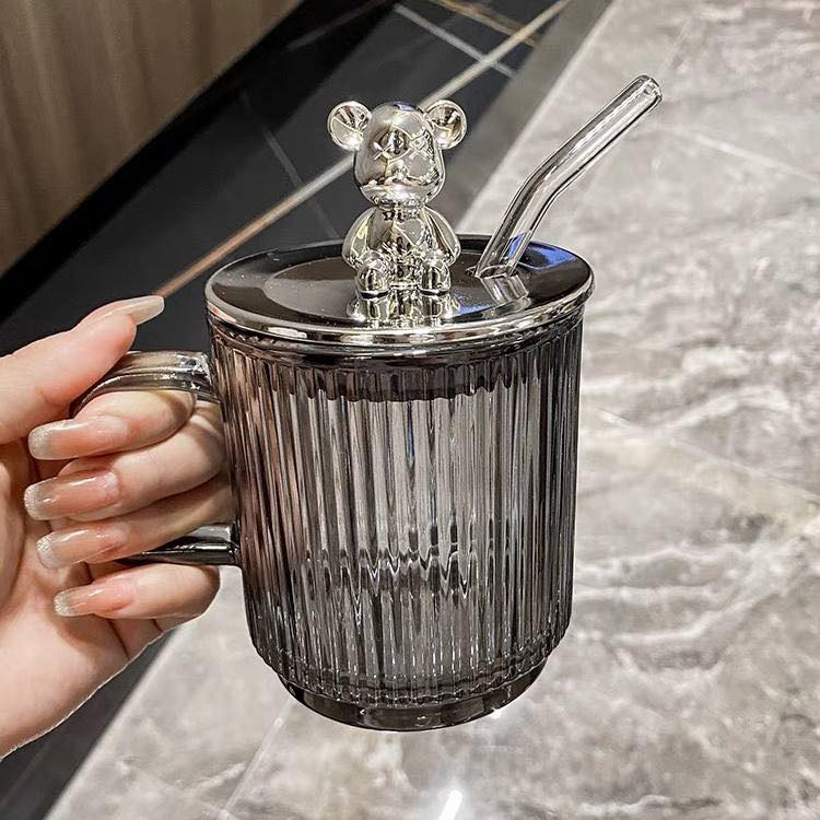 مج زجاج فامية شفاف مضلع للعصائر والمشروبات الساخنة بطريقتين للشرب بغطاء دبدوب محكم الغلق وشاليموه