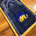 سجادة صلاة قطيفة ناعمة مزينة بجامع بسكوتش قوي لسهولة التطبيق والحمل في اي مكان