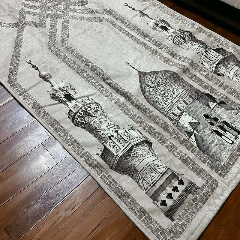 سجادة صلاة قطيفة ذات ملمس ناعم بلزق ذاتي يمكن طيها لعدم اخذ مساحه للسفر و الخروج باللون كشمير فاتح