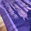 سجادة صلاه قطيفه مبطنه بالكامل بشنطة قماش بيد لحملها بسهوله باللون الموف علي شكل المسجد الاسلامي