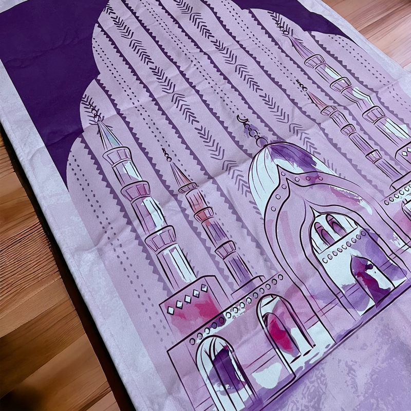 سجادة صلاة قطيفة مبطن بملمس ناعم باللون الموف مقاس 64*109 سم مع حقيبة صغيرة لسهولة التنقل بها بتصميم المسجد الاسلامي