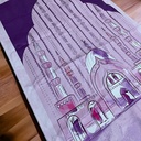 سجادة صلاة قطيفة مبطن بملمس ناعم باللون الموف مقاس 64*109 سم مع حقيبة صغيرة لسهولة التنقل بها بتصميم المسجد الاسلامي