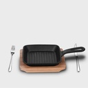 طاسة جريل من الحديد الزهر مقاس 25 غير لاصقة  لشوي الاستيك والبرجر والسوتيه مع صنية خشب للتقديم في العزومات