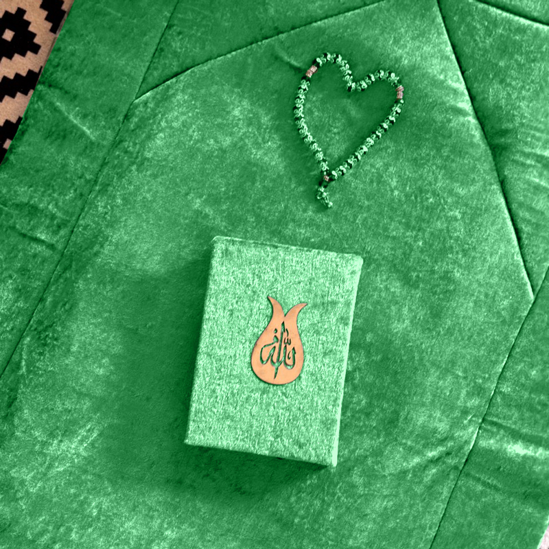 سجادة صلاة قطيفه مبطنه سفنج ومصحف وسبحة كريستال