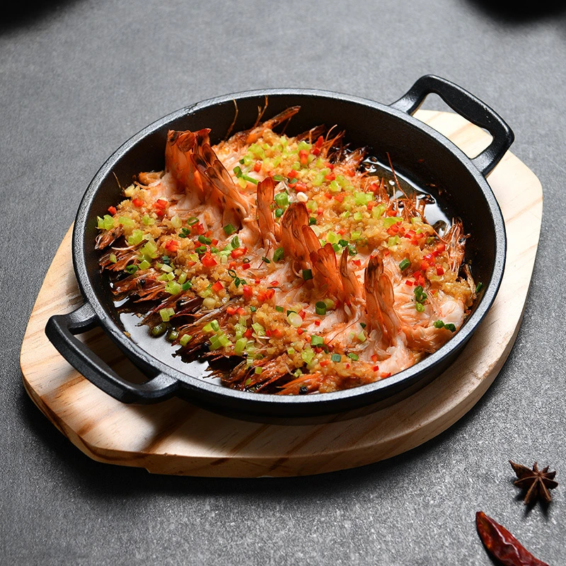 طاسة حديد زهر غير مطلية لشوي وقلي اللحوم والدواجن والاسماك مع مقعد خشبي للتقديم ويدين لسهولة الحمل  مقاس 25 سم