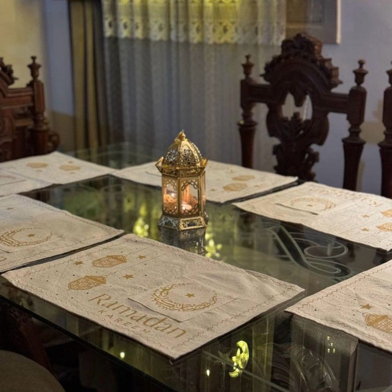 طقم مفرش سفرة رانر مزينه بكلمة رمضان كريم 7 كتان  قطع باللون البيج في جولد