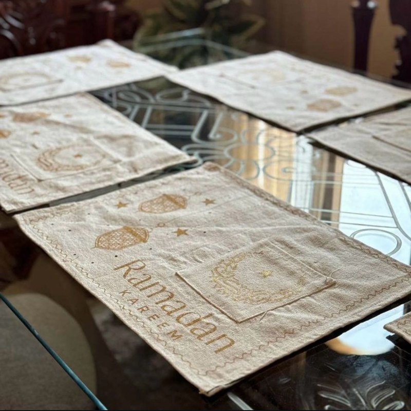 طقم مفرش سفرة رانر مزينه بكلمة رمضان كريم 7 كتان  قطع باللون البيج في جولد