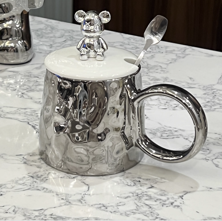 مج بورسلين بغطاء دبدوب 300 ملي متعرج بمعلقة و يد لسهولة استخدامه لشرب الايس كوفي و النسكايفة و العصائر