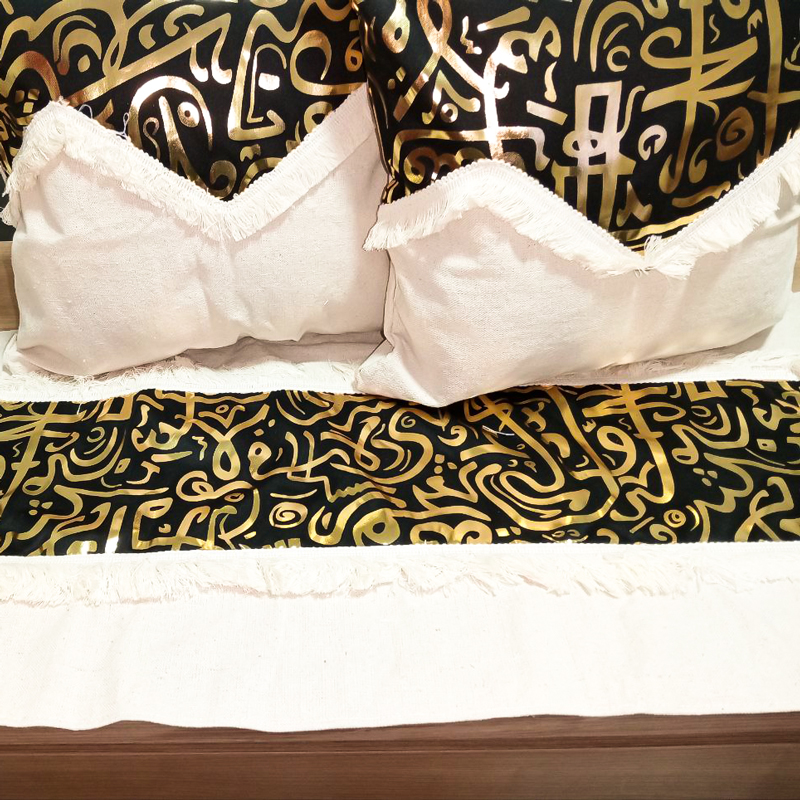 طقم رانر كتان مع اتنين اكياس مخدة بتصميم عربي رمضاني لديكور رمضان