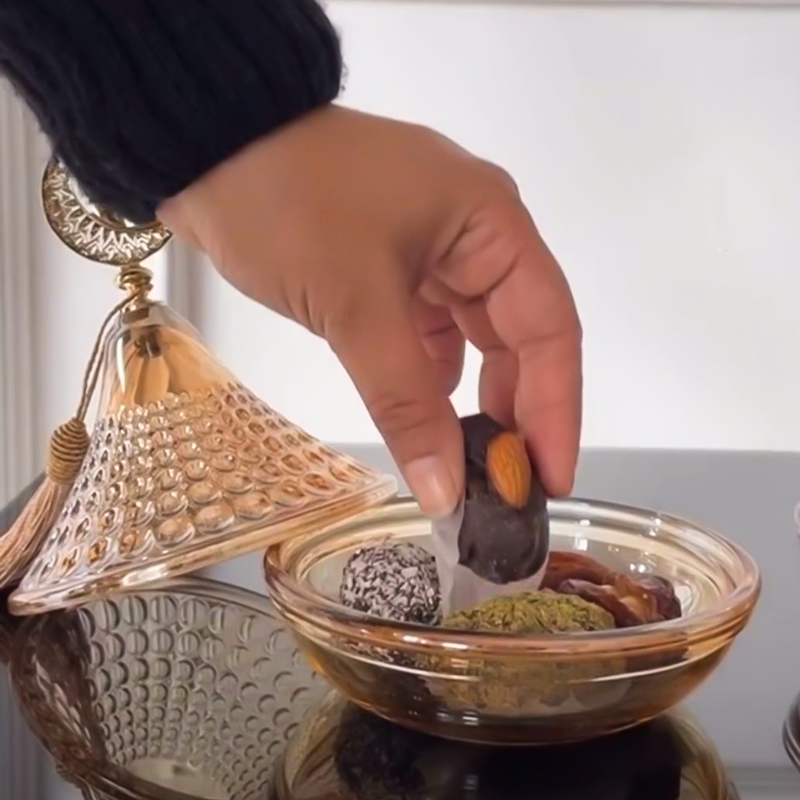تمرية زجاج عسلي منقرش بغطاء مزين بهلال ونجمة لحمل وتقديم التمر والمكسرات للضيوف في رمضان