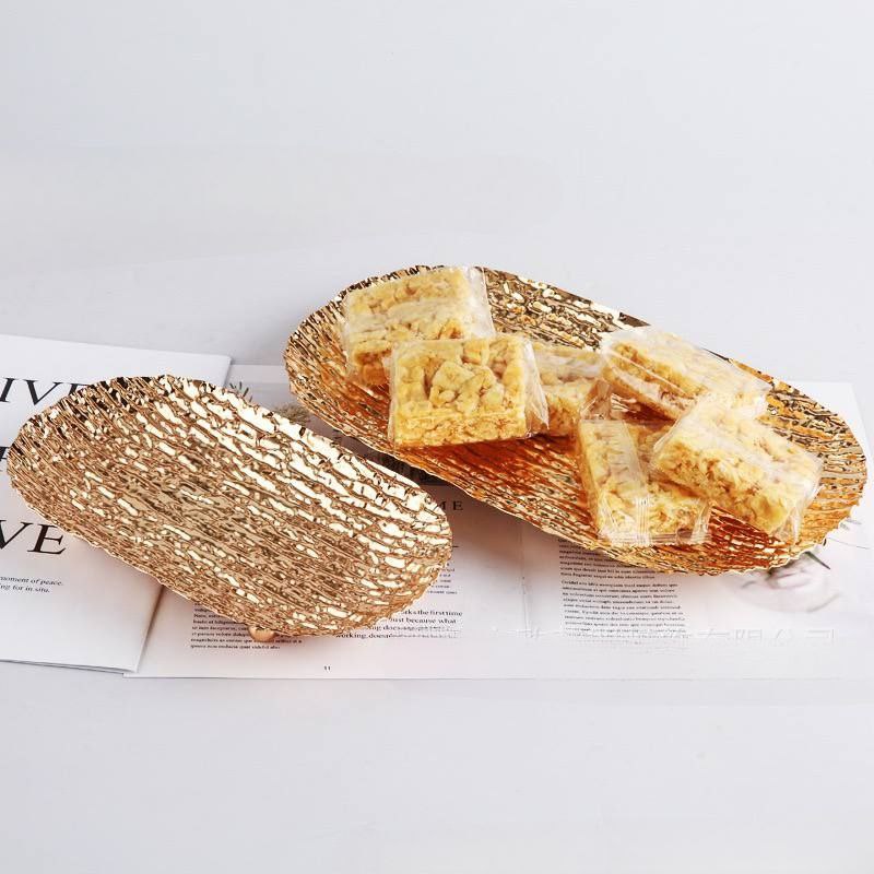 سيرفيس متعرج باللون الجولد من الاستانليس ستيل لتقديم الكحك و البتي فور و الحلويات و استخدامه كديكور43*26سم 