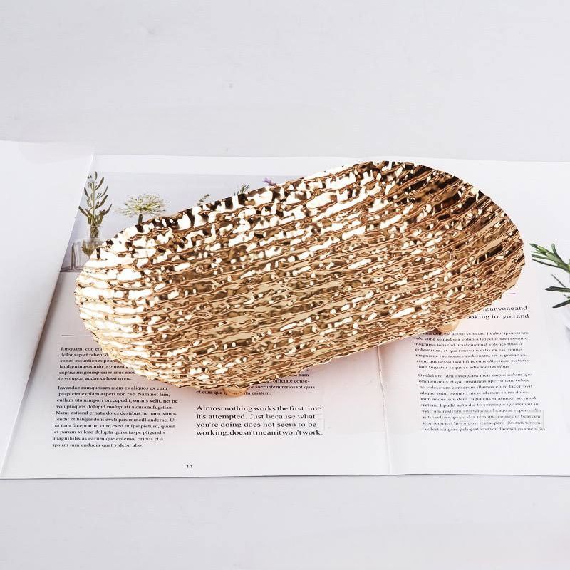 سيرفيس متعرج باللون الجولد من الاستانليس ستيل لتقديم الكحك و البتي فور و الحلويات و استخدامه كديكور43*26سم 