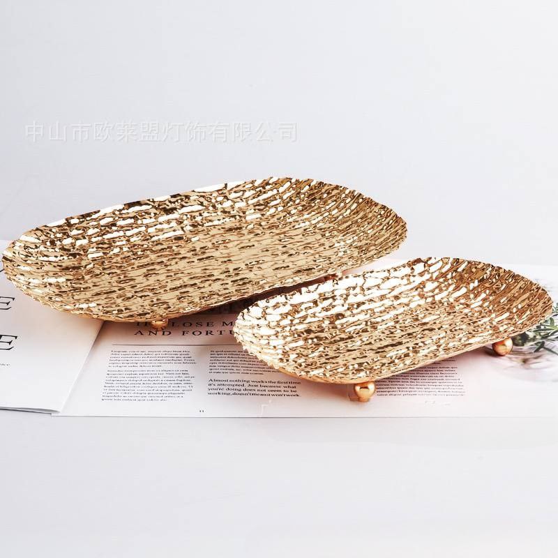 سيرفيس متعرج باللون الجولد من الاستانليس ستيل لتقديم الكحك و البتي فور و الحلويات و استخدامه كديكور43*26سم 