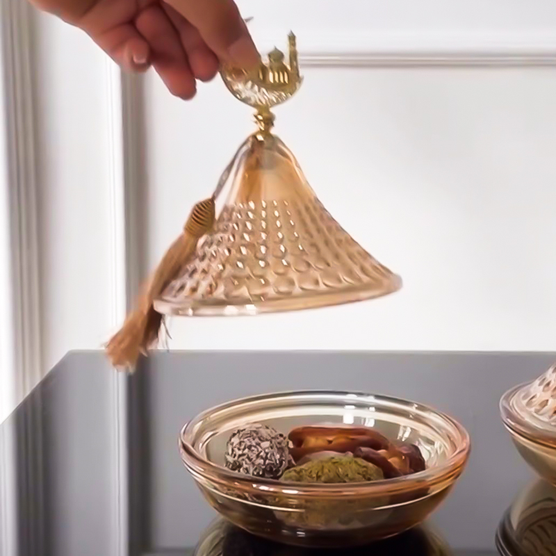 تمرية زجاج منقرش بغطاء مزين بهلال ونجمة لحمل وتقديم التمر والمكسرات والكاندي للضيوف