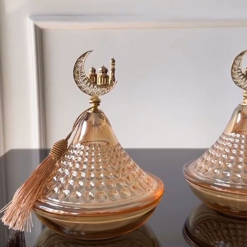 تمرية زجاج منقرش بغطاء مزين بهلال ونجمة لحمل وتقديم التمر والمكسرات والكاندي للضيوف