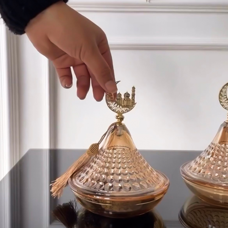 تمرية زجاج منقرش بغطاء مزين بهلال ونجمة لحمل وتقديم التمر والمكسرات والكاندي للضيوف