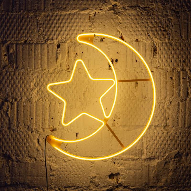 هلال ونجمة مضيئ بالوان ورم تعمل بالكهرباء لتزين الحائط في رمضان