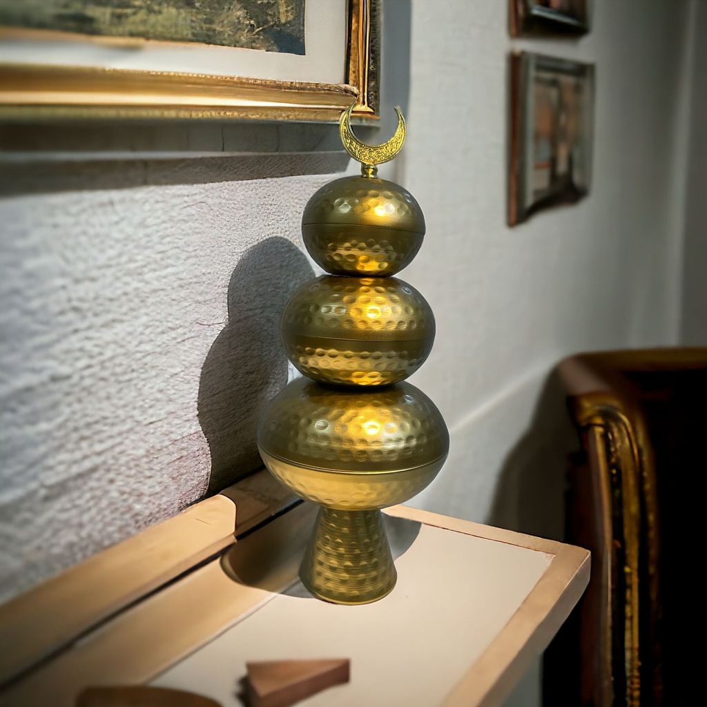 تمرية ذهبي 3 دور بقاعدة لحمل وتقديم التمر والمكسرات والشوكولاتة  والكاندي بغطاء مزين بهلال رمضان