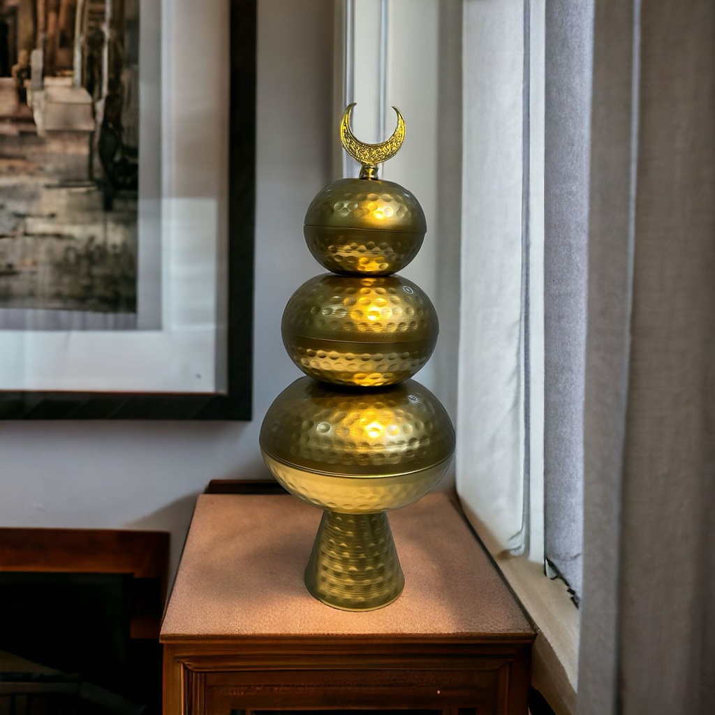 تمرية ذهبي 3 دور بقاعدة لحمل وتقديم التمر والمكسرات والشوكولاتة  والكاندي بغطاء مزين بهلال رمضان