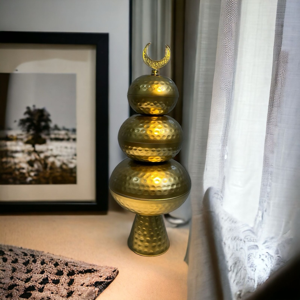 تمرية ذهبي 3 دور بقاعدة لحمل وتقديم التمر والمكسرات والشوكولاتة  والكاندي بغطاء مزين بهلال رمضان