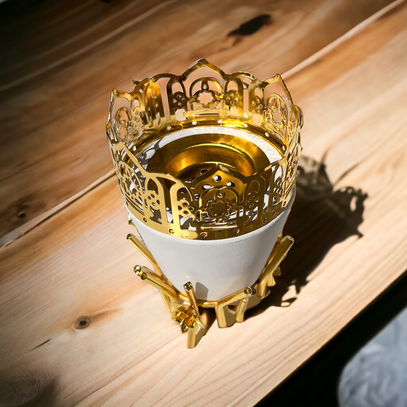 مبخرة رمضانية بحامل لضمان الثبات من الجبس ومعدن مطلي باللون الذهبي لديكور مميز