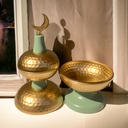 تمرية قبة دورين معدن مزينة بهلال رمضان لتقديم التمر والمكسرات للضيوف في رمضان