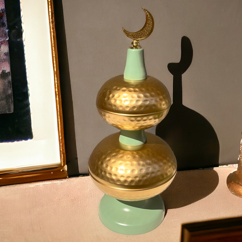 تمرية قبة دورين معدن مزينة بهلال رمضان لتقديم التمر والمكسرات للضيوف في رمضان