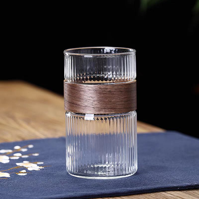 كوباية زجاج مضلع 500 ملي لشرب وتقديم المشروبات الباردة والساخنة بجزء خشبي عازل للحرارة قابل للفك والتركيب